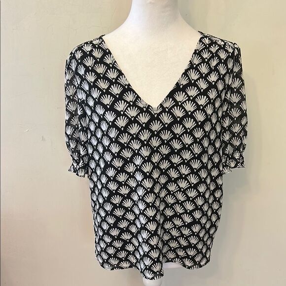 J. Crew Black and White Patterned short sleeve blouse Size S EUC - Picture 1 of 8